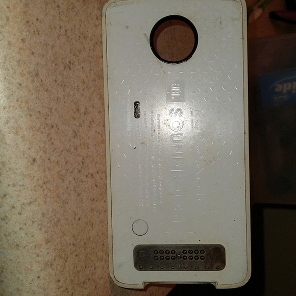 JBL attachment to a Motorola's moto z2 - Picture 1 of 3
